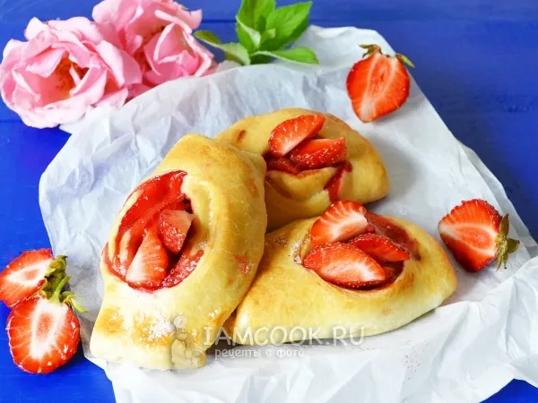 Фото готового блюда: Булочки с клубникой