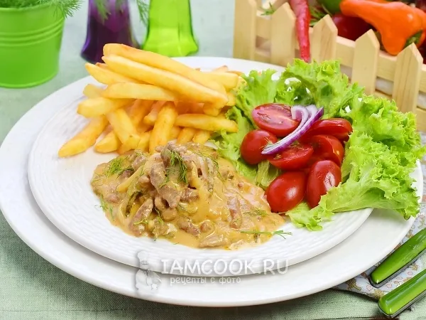 Фото готового блюда: Бефстроганов с солеными огурцами