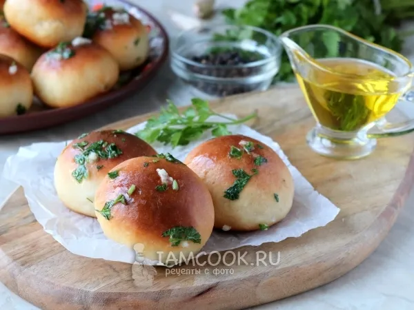 Фото готового блюда: Пампушки с чесноком на кефире