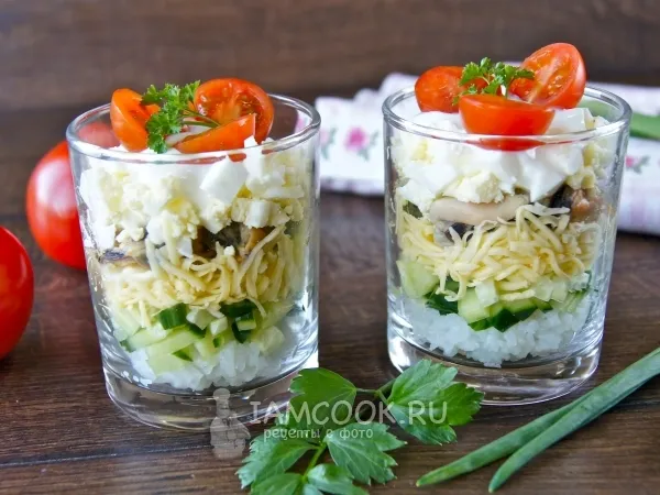 Фото готового блюда: Слоеный салат в стакане