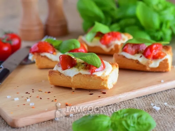 Фото готового блюда: Брускетта с помидорами черри и моцареллой