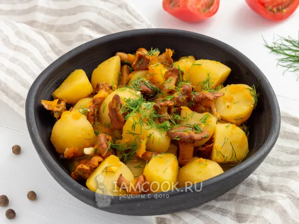 Фото готового блюда: Тушеная картошка с лисичками