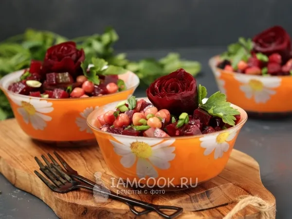 Фото блюда: Свекольный салат с нутом и черносливом