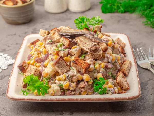 Фото блюда: Салат из шпрот и фасоли с сухариками