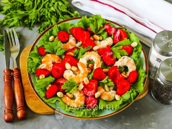 Фото блюда: Салат с креветками и клубникой