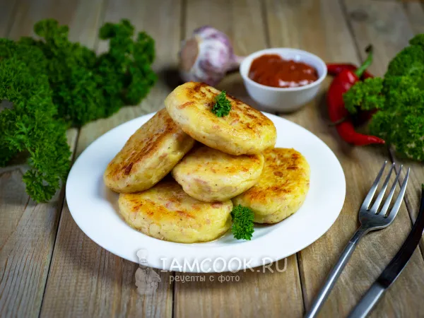 Фото готового блюда: Картофельные котлеты с сыром и колбасой