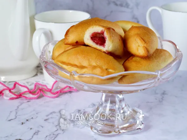 Фото готового блюда: Постные пирожки с вишней