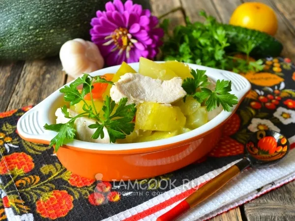 Фото готового блюда: Тушеные кабачки с курицей в мультиварке