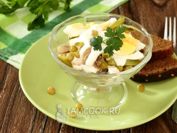 Фото готового блюда: Салат «Курочка ряба» с курицей и грибами