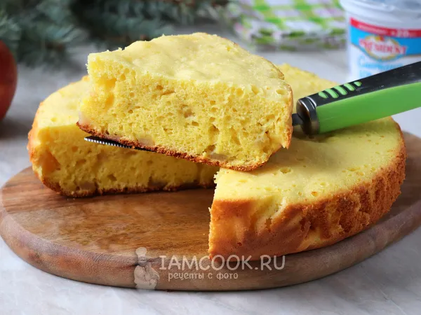 Фото готового блюда: Шарлотка с яблоками на сметане в мультиварке