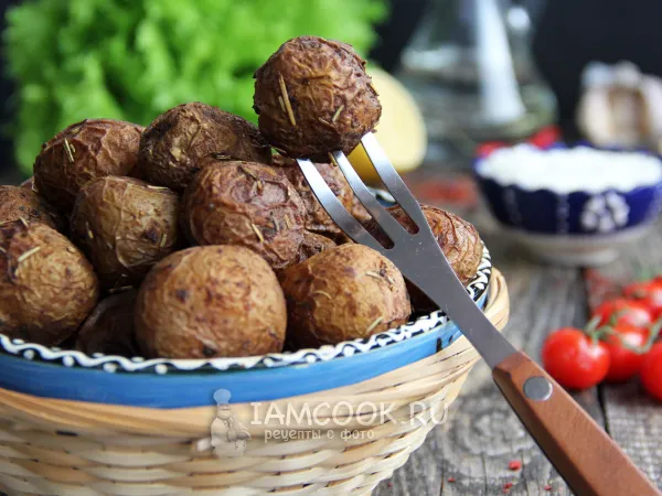 Фото готового блюда: Мелкий картофель, запеченный в кожуре в духовке