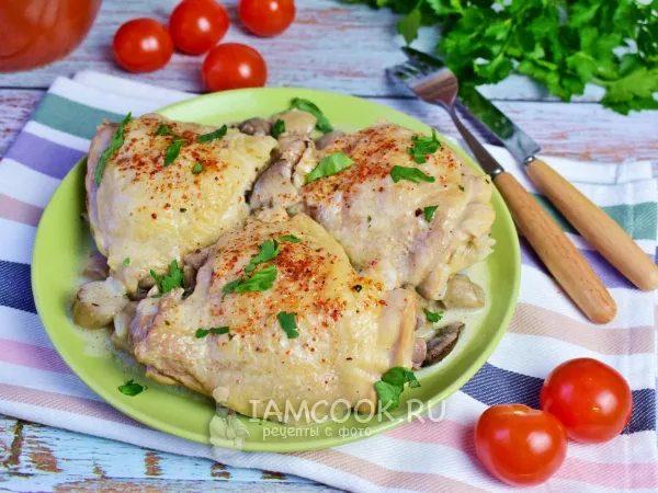 Фото готового блюда: Куриные бедра в сметане с грибами