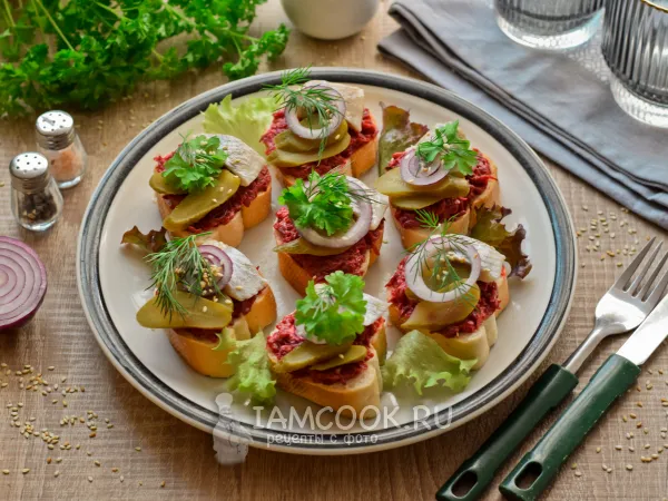 Фото блюда: Бутерброды со свеклой и селедкой