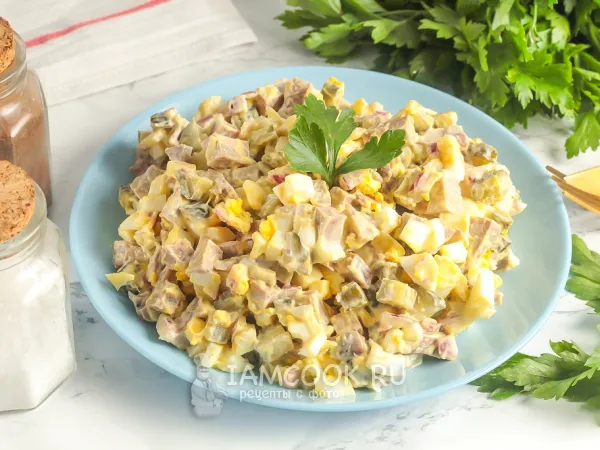 Фото блюда: Салат с языком свиным и солеными огурцами