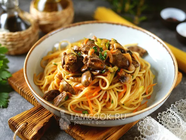 Фото готового блюда: Куриные сердечки с макаронами и грибами на сковороде