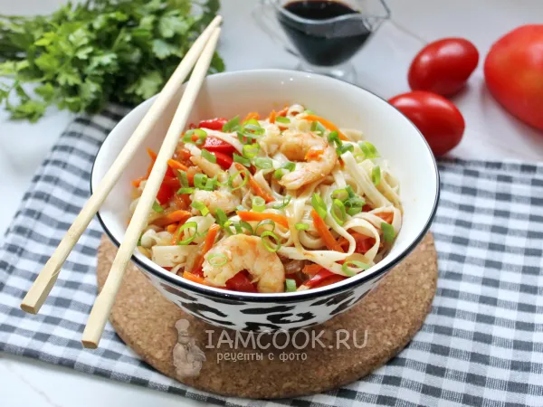 Фото блюда: Лапша удон с креветками и овощами