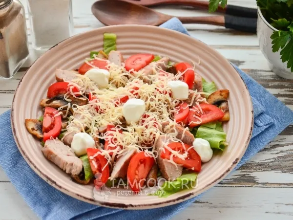 Фото готового блюда: Теплый салат с индейкой и шампиньонами