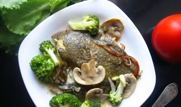 Фото блюда: Жареная камбала с овощами