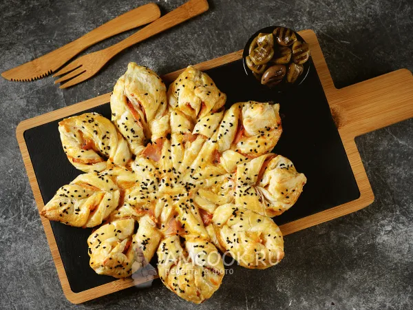 Фото готового блюда: Пирог «Цветок» с сыровяленой ветчиной и сыром