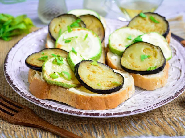 Фото готового блюда: Бутерброды с кабачками и баклажанами