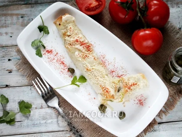 Фото готового блюда: Рулет из лаваша с куриным фаршем и каперсами в духовке