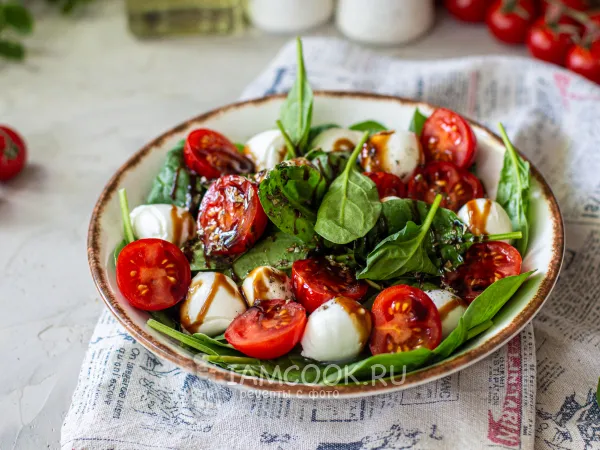 Фото блюда: Салат со шпинатом, помидорами и моцареллой