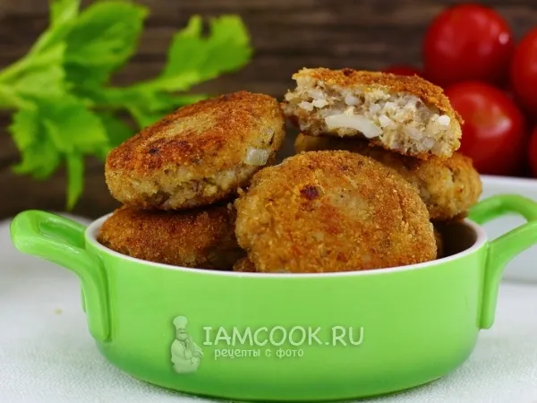 Фото готового блюда: Котлеты из консервы сайры с рисом