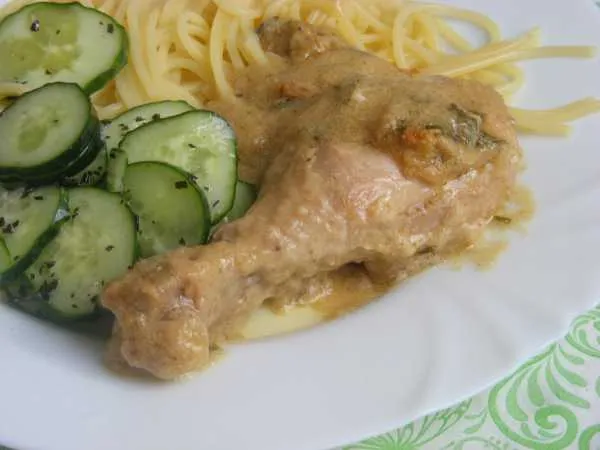 Фото блюда: Куриные голени, тушеные в луковом соусе