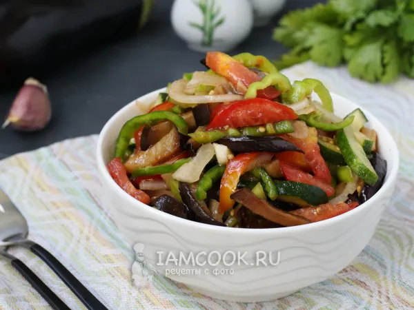 Фото блюда: Салат из баклажанов с помидорами и огурцами