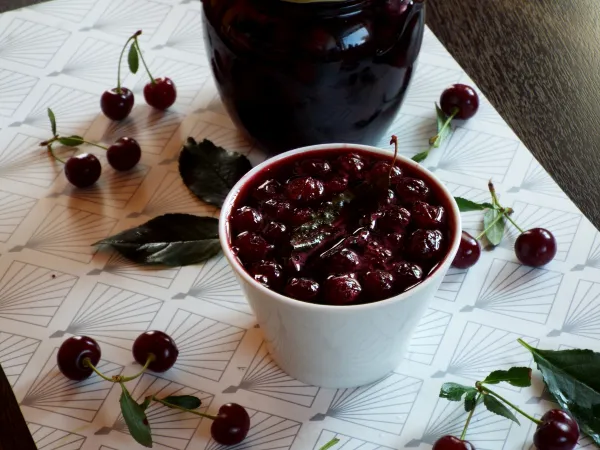 Фото блюда: Варенье из вишни с листьями вишни