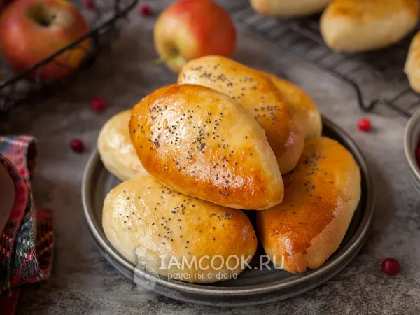 Фото готового блюда: Пирожки с брусникой и яблоками