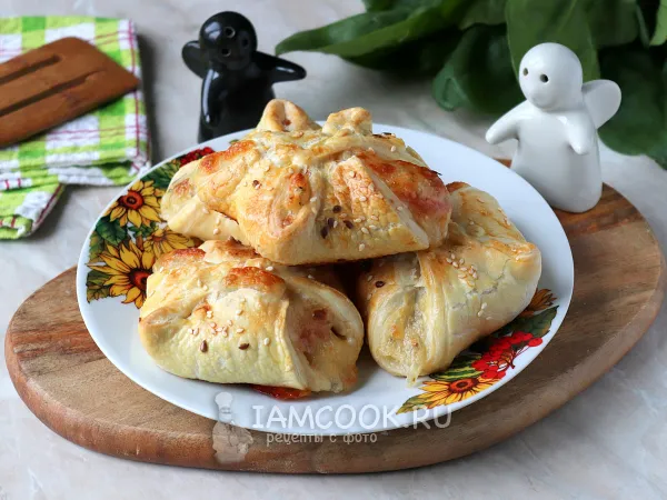 Фото готового блюда: Слойки с моцареллой (из слоеного теста)