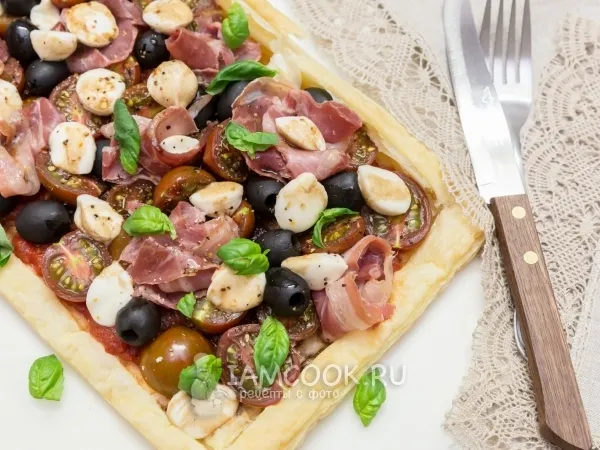 Фото готового блюда: Пицца на слоеном бездрожжевом тесте