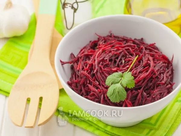 Фото блюда: Салат из сырой свеклы с чесноком