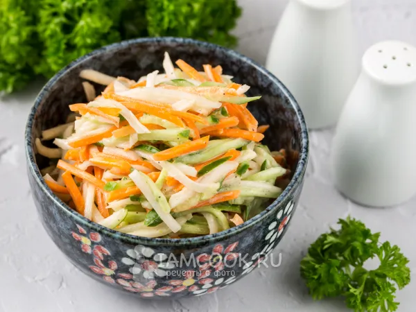 Фото готового блюда: Салат из дайкона с морковью и огурцом