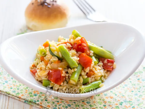 Фото готового блюда: Салат из орзо со стручковой фасолью и овощами