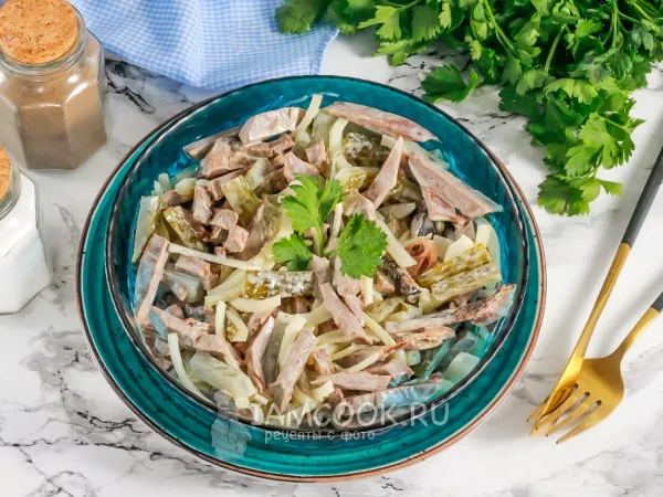 Фото готового блюда: Салат со свиным сердцем и солеными огурцами