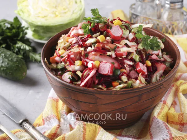 Фото готового блюда: Крабовый салат с молодой капустой, кукурузой и отварной свеклой