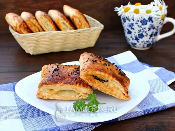 Фото готового блюда: Пирожки с грибами из слоеного теста