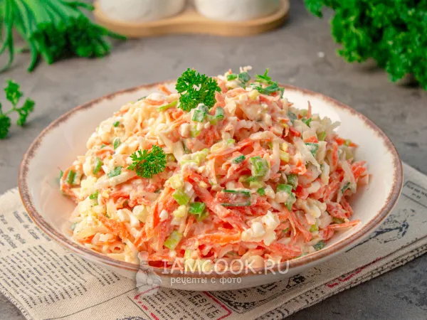 Фото готового блюда: Салат из дайкона с морковью и яйцом