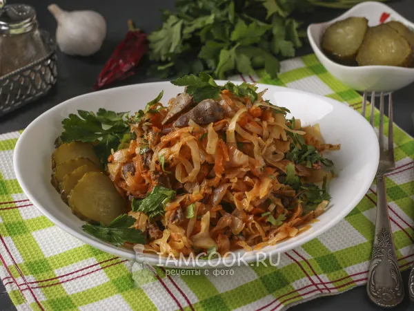 Фото готового блюда: Тушёная капуста с куриными сердечками