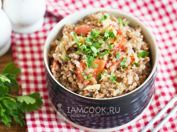Фото готового блюда: Гречка с сыром и помидорами