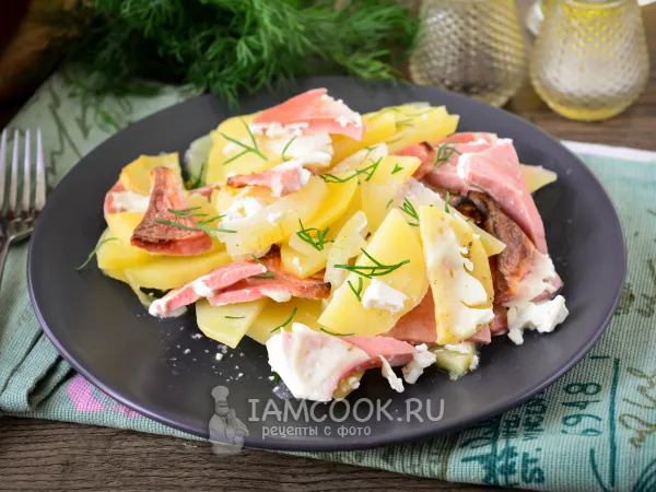 Фото готового блюда: Картошка с вареной колбасой в духовке