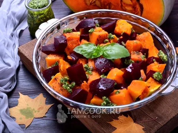Фото готового блюда: Печеная тыква со свеклой и соусом песто