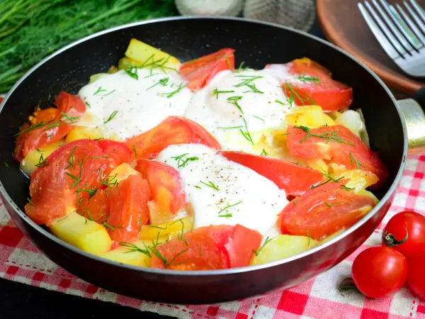 Фото готового блюда: Жареная картошка с помидорами и яйцом