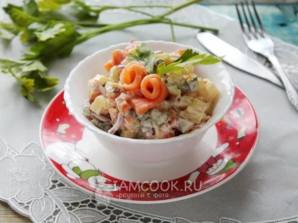 Фото готового блюда: Оливье с малосольной форелью