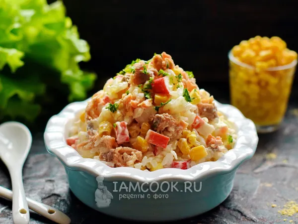 Фото готового блюда: Салат с консервированным лососем и рисом