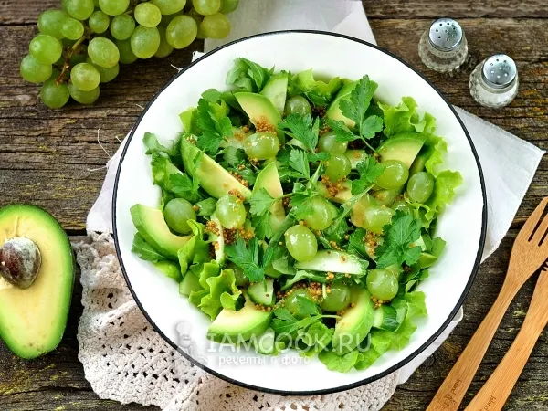 Фото блюда: Салат с грецкими орехами и виноградом