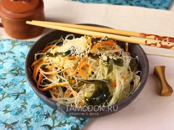 Фото готового блюда: Салат с фунчозой и морской капустой
