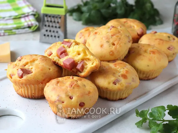Фото блюда: Кексы с колбасой и сыром в силиконовых формочках